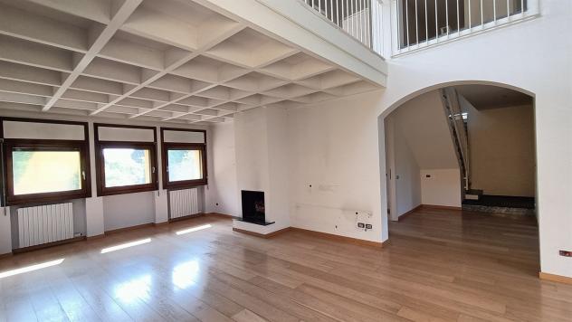 LESMO COUNTRY: 5 locali con tripli servizi e terrazzo. Cantina e Poss. box doppio. - Foto 14
