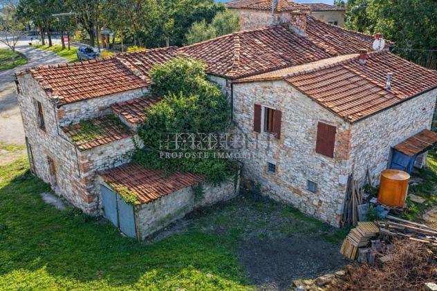 Antico podere con terreno ad Asciano