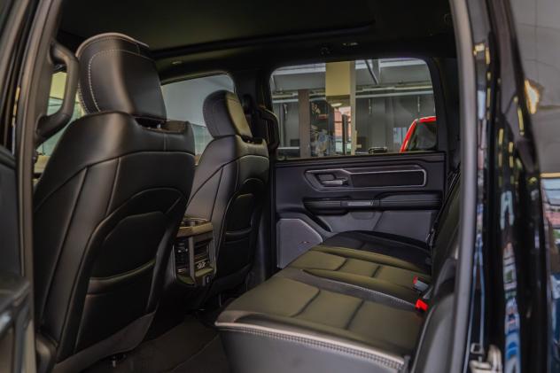 Dodge RAM NUOVO RAM 2025 LARAMIE NIGHT PREMIUM 3.0L Twin-Turbo 420CV. - Foto 10