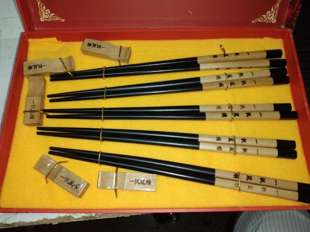 SCATOLA CONTENTE 10 BACCHETTE CINESI CON SUPPORTO