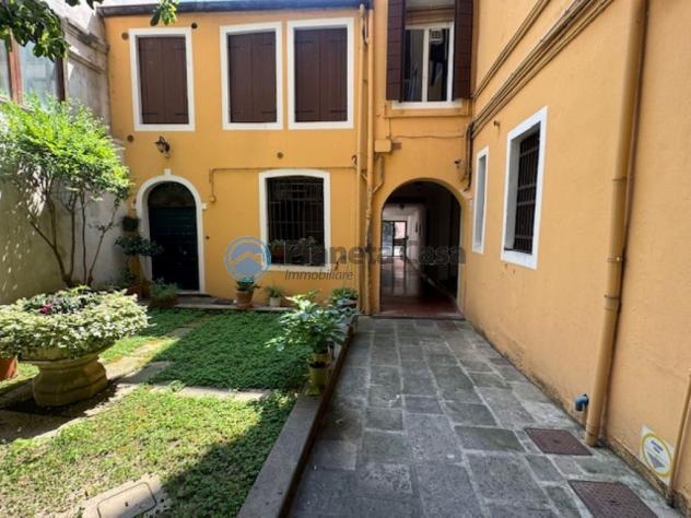 CENTRO STORICO: bicamere arredato con terrazza abitabile - Foto 2