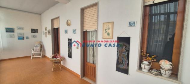 PACECO – Soluzione indipendente con due unità abitative, piano terra, primo e secondo, mq 270 complessivi oltre terrazzo e giardino. Buone condizioni.