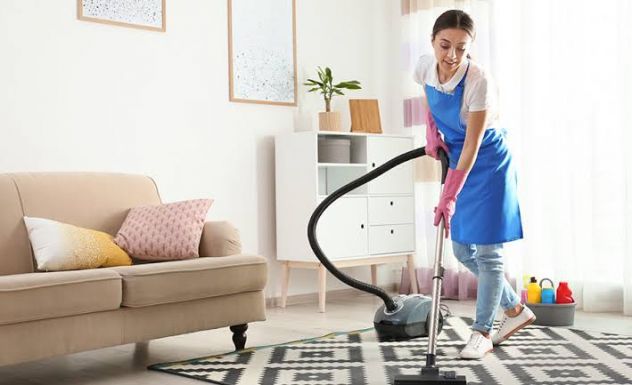 Addetta alle pulizie domestiche in cerca di lavoro