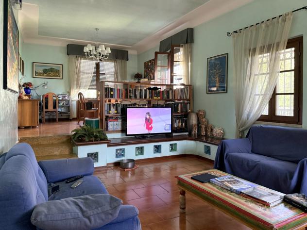 RONCHI, zona tranquilla e vicina al mare, villa su più livelli con ampio giardino su quattro lati. Al piano terra troviamo ingresso, salone, tinello, - Foto 3