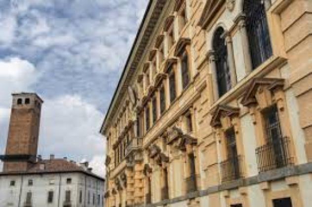 Palazzo / Stabile di 3000 m² con più di 5 locali in vendita a Piacenza
