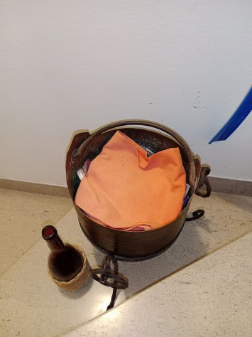 Antico paiolo in rame con lavorazione a sbalzo, completo di treppiede in ferro b - Foto 4