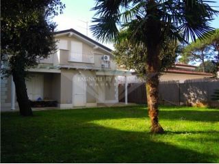 VILLA di 4 vani e di 200 mq (PIETRASANTA) rif. 744/A
