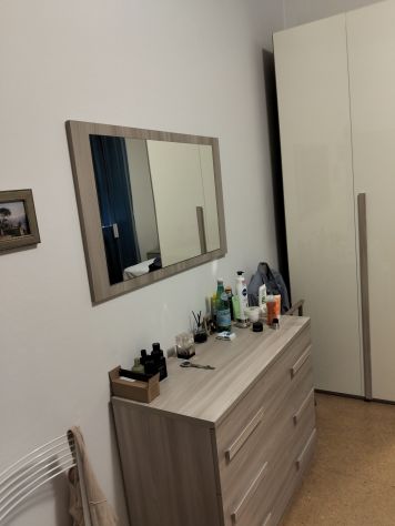 Camera singola letto matrimoniale arredata, uso del bagno e cucina incluso. - Foto 4