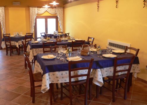 Arredi pizzerie ristoranti prezzo fabbrica: Tavoli 70x70 e sedie nuove.