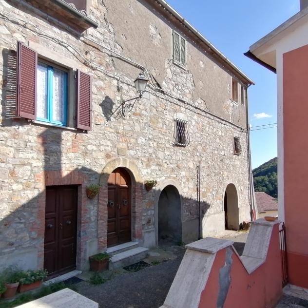 Nel comune di Sorano nella loc. di Montevitozzo Marcelli, a 11Km da Sorano e dalle sue terme, 16 Km da Pitigliano, 6 km da Castell'Azzara vendiamo app - Foto 2