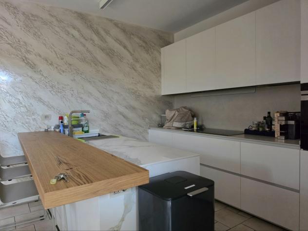 RONCHI, a soli 500 metri dal mare della Riviera Apuana, elegante villetta a schiera d'angolo con giardino su due lati e ampio pergolato. Disposta su t - Foto 10