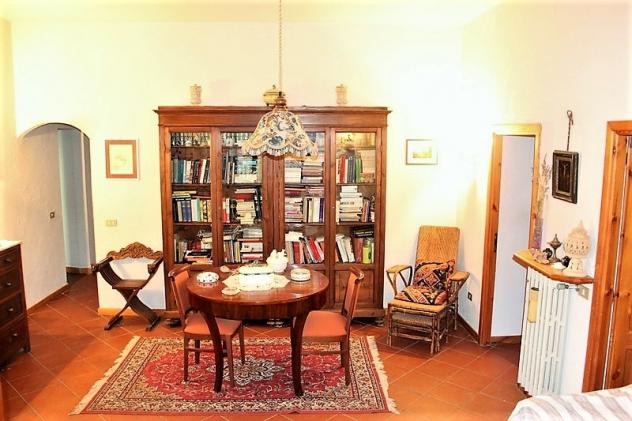 Orvieto (Loc. Morrano) - Vendesi proprietà composta da un'abitazione cielo-terra e un fabbricato indipendente con corte in parte edificabile. In vendi