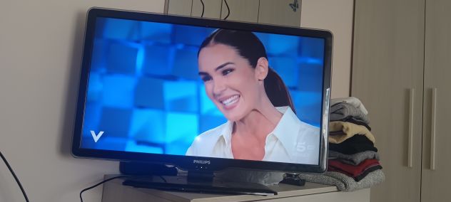 Due TV lcd 32 marca philips uno da 20 pollici più regalo ecc