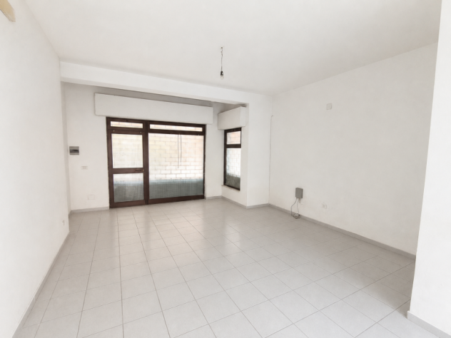 2068/STELLA Locale commerciale di mq 46 al piano terra in parco privato a Vairano Scalo. Si compone di un vano, antibagno e bagno.