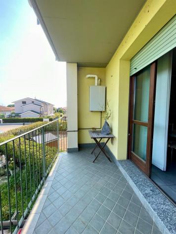 Bilocale con terrazzi coperti, box e ascensore nel cuore del paese - Foto 12