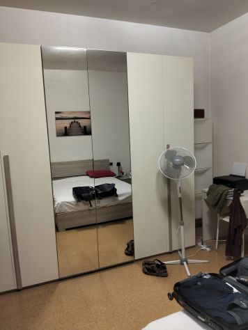 Camera singola letto matrimoniale arredata, uso del bagno e cucina incluso. - Foto 3