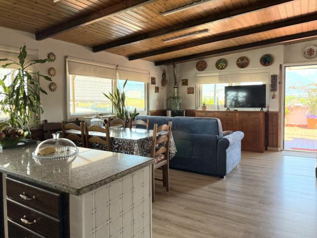 Marina di Massa, in pieno centro e a pochi passi dal mare: attico al 4° piano con ascensore, composto da ingresso, sala, ampia cucina, disimpegno, 3 c - Foto 3