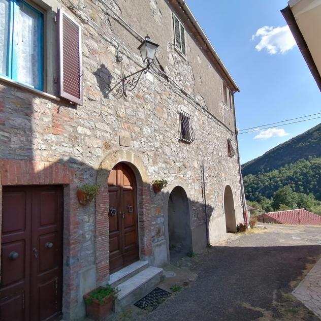 Nel comune di Sorano nella loc. di Montevitozzo Marcelli, a 11Km da Sorano e dalle sue terme, 16 Km da Pitigliano, 6 km da Castell'Azzara vendiamo app