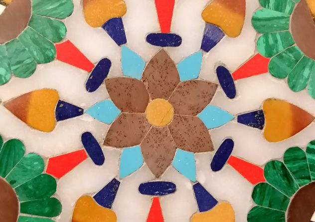 PIATTO IN MARMO BIANCO TRAFORATO E INTARSIATO IN PIETRE DURE. INDIA, SECOLO XX. - Foto 7