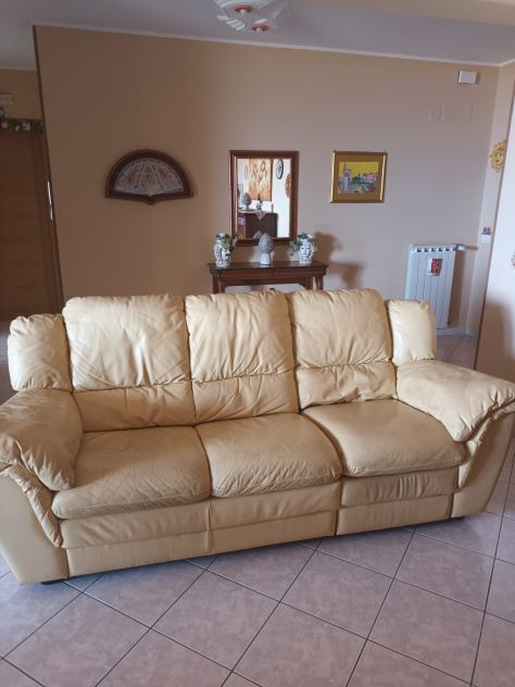 Vendo divano tre posti in pelle con poggiapiedi.