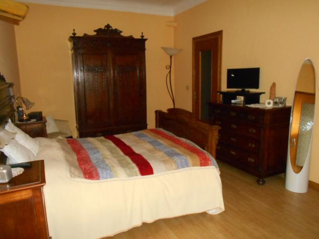 Indipendente su 2 piani: piano terra con ingresso con vano con comoda scala di collegamento, ampia cucina abitabile, sala, camera con bagno, altra cam - Foto 20