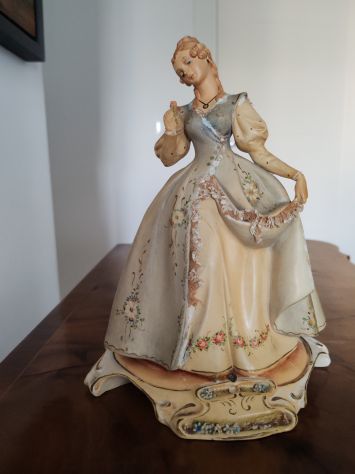 Dama in porcellana firmata da Antoni Borsato , H. 23 cm.