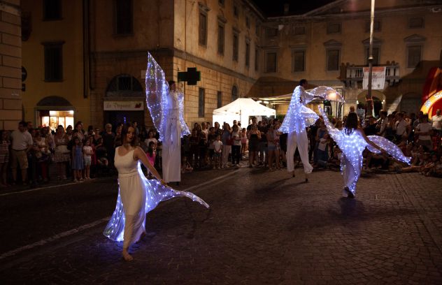 spettacolo trampolieri ali luminose https://vimeo.com/280589419       3478497587 - Foto 2