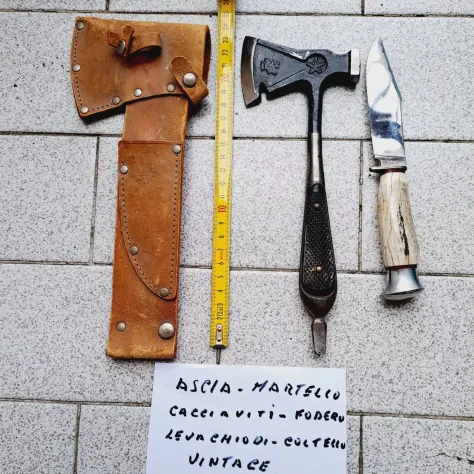 Ascia da trincea in ferro d'epoca anni 40/50 con fodero in cuoio e pugnale multi