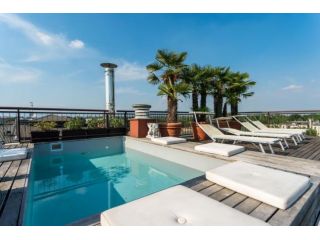 superattico con  terrazzo perimetrale e piscina pensile