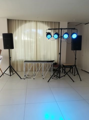 Noleggio Effetti luci Par su asta piu Casse JBL e tavolino - Foto 3