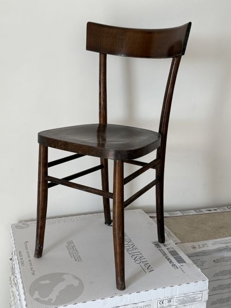 Sedie antiche realizzate in vero legno.