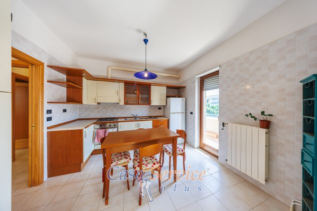 Ampio appartamento con vista mare e box auto - Foto 4