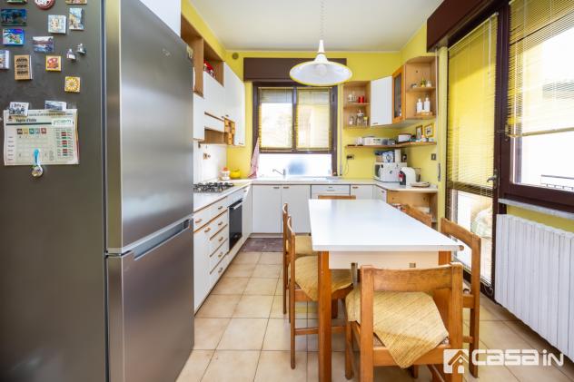 A pochi passi ampia soluzione indipendente composta da 2 appartamenti, deposito, 2 box, cantina e giardino di 800 mq
PIANO TERRA : appartamento di 4 v - Foto 11
