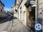 negozio angolare tre vetrine