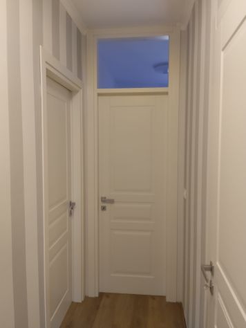 PORTE BIANCHE LACCATE CON CASSA E COPRIFILI IN LEGNO - Foto 10