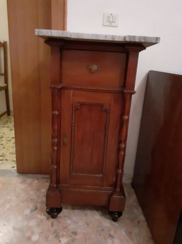 Comodino antico in noce con piano in marmo – primi ’900 ✨