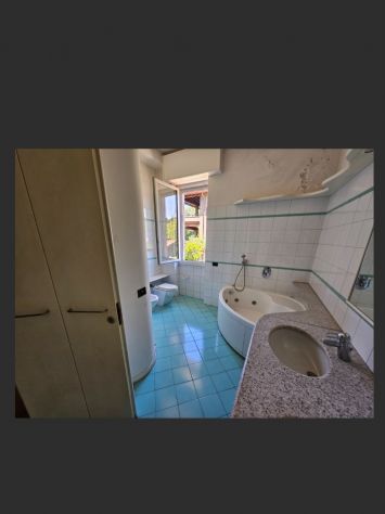 TRE LOCALI IN TRIFAMILIARE CON CANTINA E POSTO AUTO SCOPERTO - Foto 3