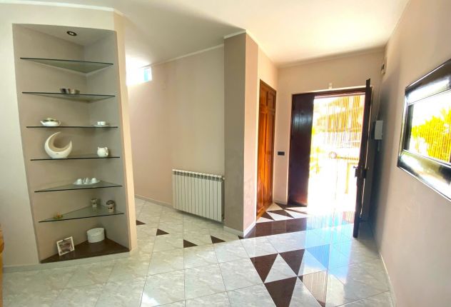 MERAVIGLIOSA VILLA CON AMPIO GIARDINO - ZONA CENTRALE - MONDRAGONE - Rif. V2897 - Foto 6