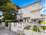 VILLA BIFAMILIARE A POCHI METRI DAL MARE – LIDO DI CAMAIORE (LU)