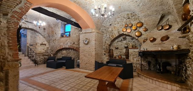 VENDESI LOCALE CURATO NEI MINIMI PARTICOLARI IN VICO DELLE PIGNE, 2 - VENOSA - Foto 6