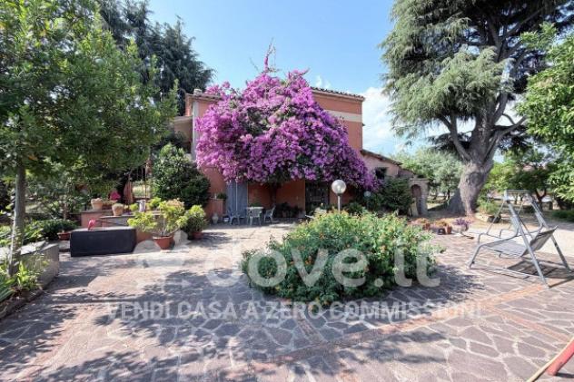 Villa di 300 m² con più di 5 locali in vendita a Velletri