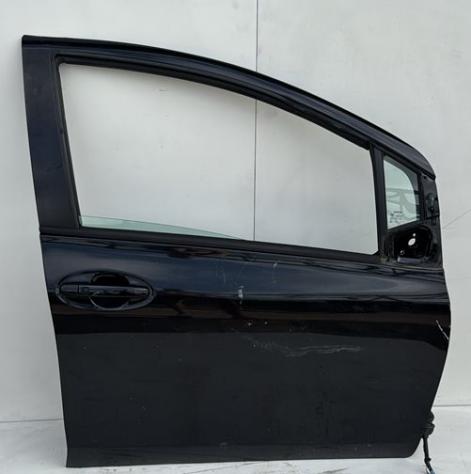 PORTA ANT. D.  NERO MET. C/AL. E SERR. PICCOLO SEGNO 999-U1307484 Carrozzeria  Lamierati esterni  Porte  Porta ant. dx. TOYOTA - YARIS - 2006  2009, T