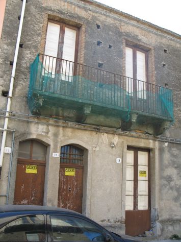 Fiumefreddo centro casa singola con terreno
