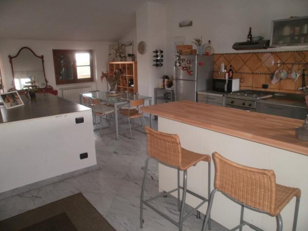 casa indipendente in vendita a Carrara