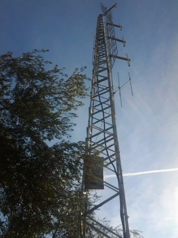 Postazione per telecomunicazioni con traliccio autoportante per radio tv telecom