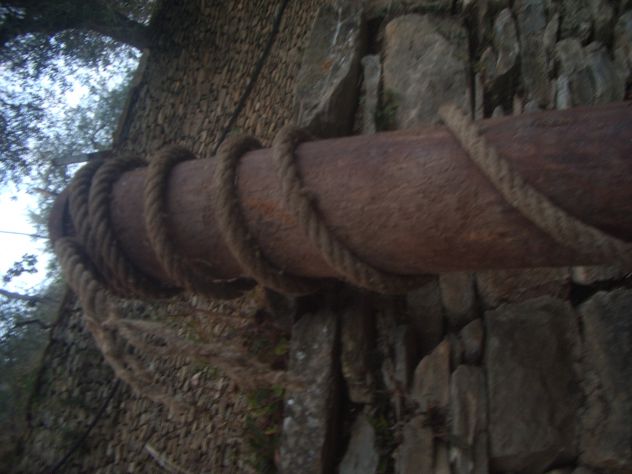 Antico frantoio intagliato in legno risalente a 230 anni fa - Foto 10