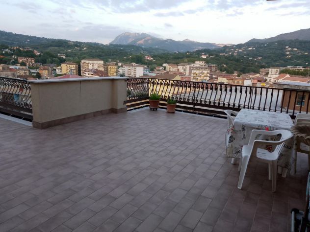 Ampio e luminoso appartamento con terrazzo panoramico e box auto nel centro di A - Foto 2