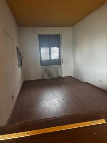 VILLA SINGOLA CON DUE APPARTAMENTI DA PARZIALMENTE RISTRUTTURARE - Foto 10