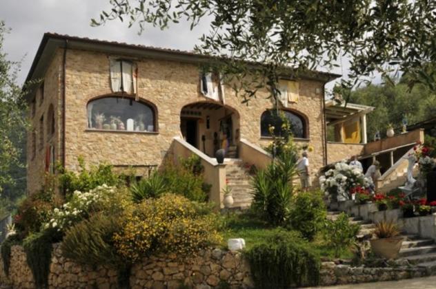 RUSTICO di 14 vani e di 360 mq (CAMAIORE) rif. 1094