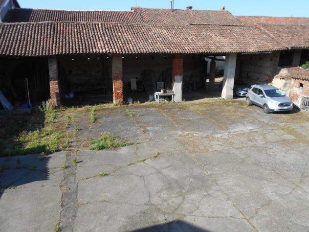 In zona centrale, ex cascinale composta da abitazione al piano terra: cucinino, tinello, tre vani e bagno; sempre al piano terra magazzino e box auto. - Foto 18
